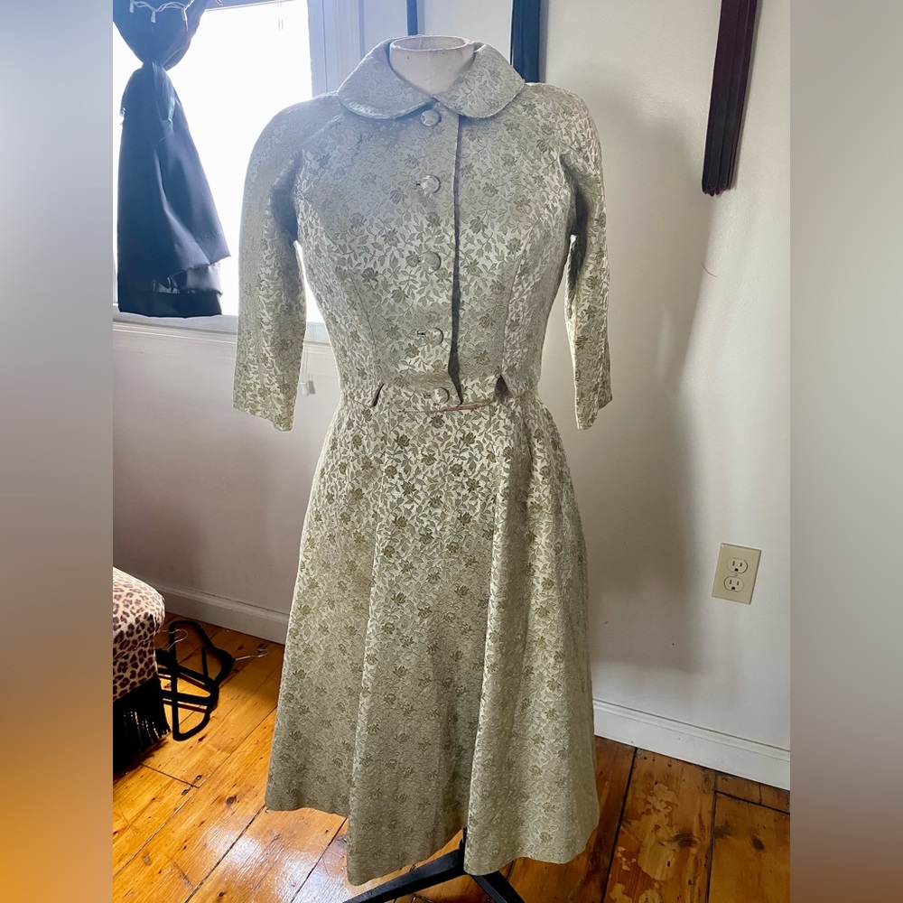 Vintage green floral brocade two piece suit dress! Stylish chic 50s 60s size S-M
